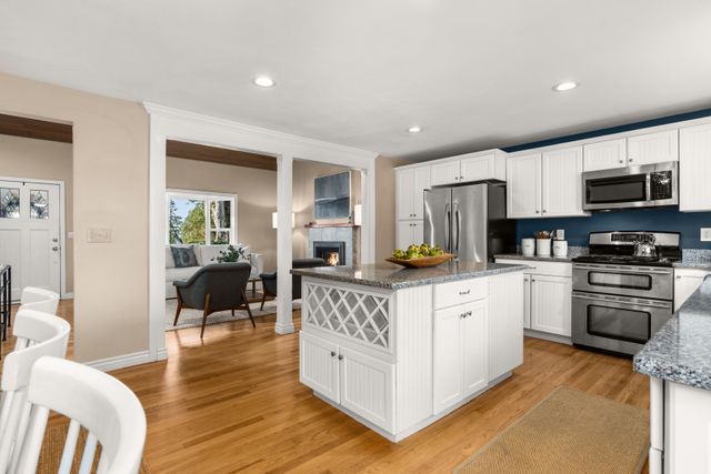Wonderful kitchen for entertaining!