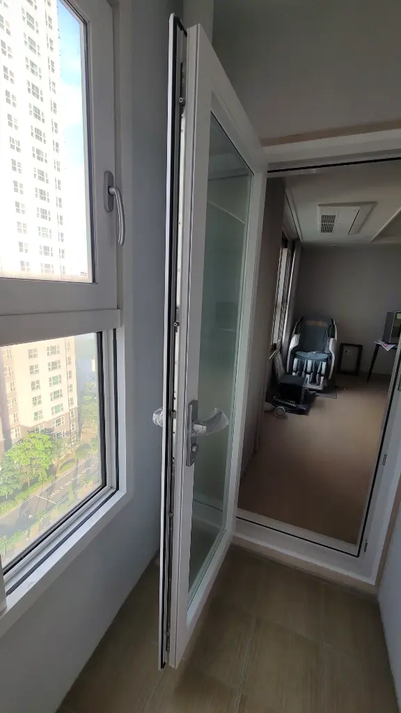 군산 메트로타워 거실발코니, 밀폐력 UP 터닝도어 3/6
