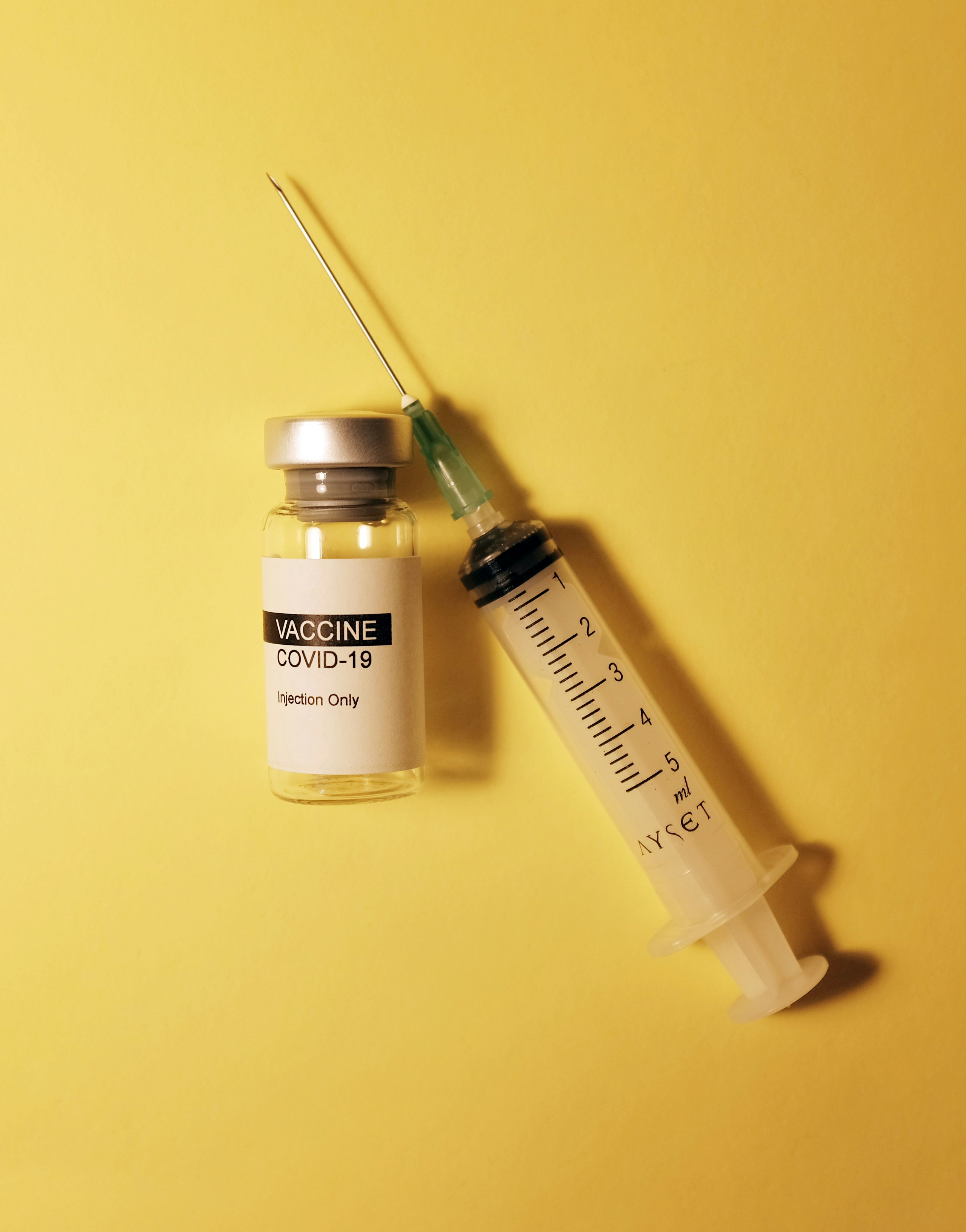 Posibles efectos adversos de las vacunas contra la COVID-19 en la salud pública