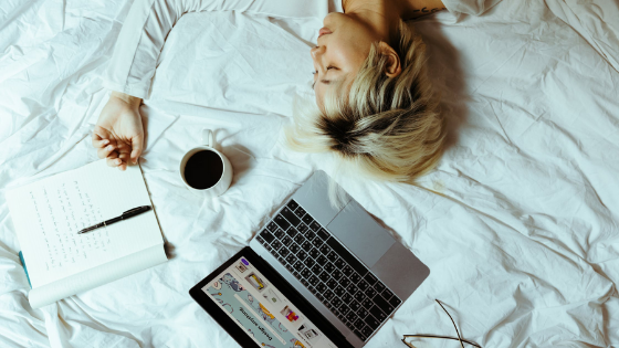 femme avec son café et son ordinateur fait une sieste - elocance comment vaincre la procrastination blog