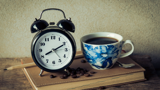 Image réveil et tasse de café sommeil et productivité