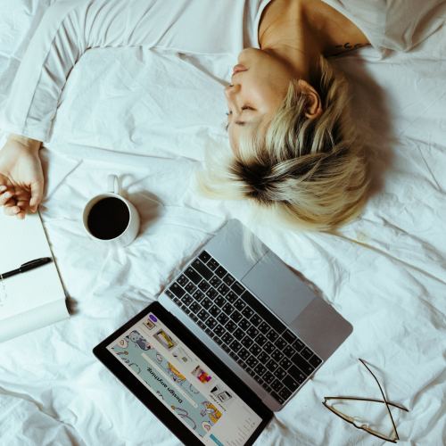 femme avec son café et son ordinateur fait une sieste - elocance comment vaincre la procrastination blog