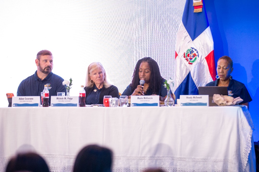 Mesa de panel de ejecutivos de la FCCA y líderes de cruceros
