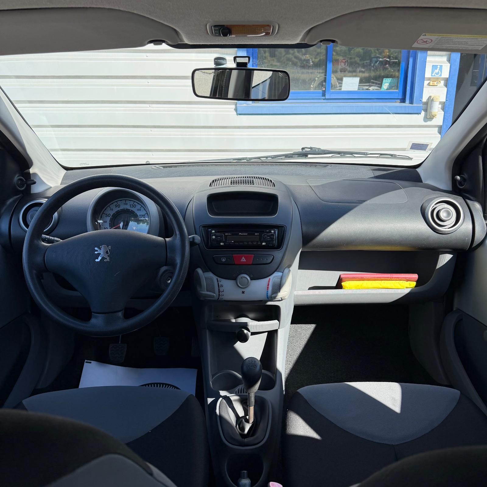 PEUGEOT 107 1.0 12V Urban 3p — photo 3