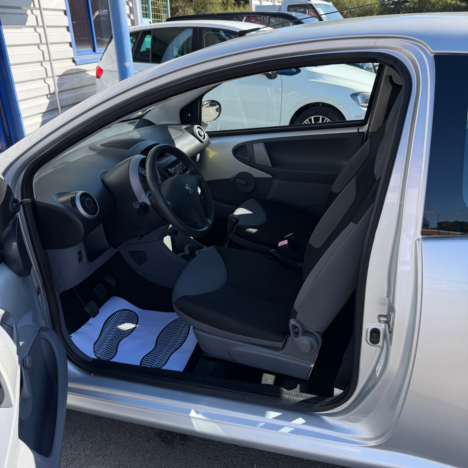PEUGEOT 107 1.0 12V Urban 3p — photo 4