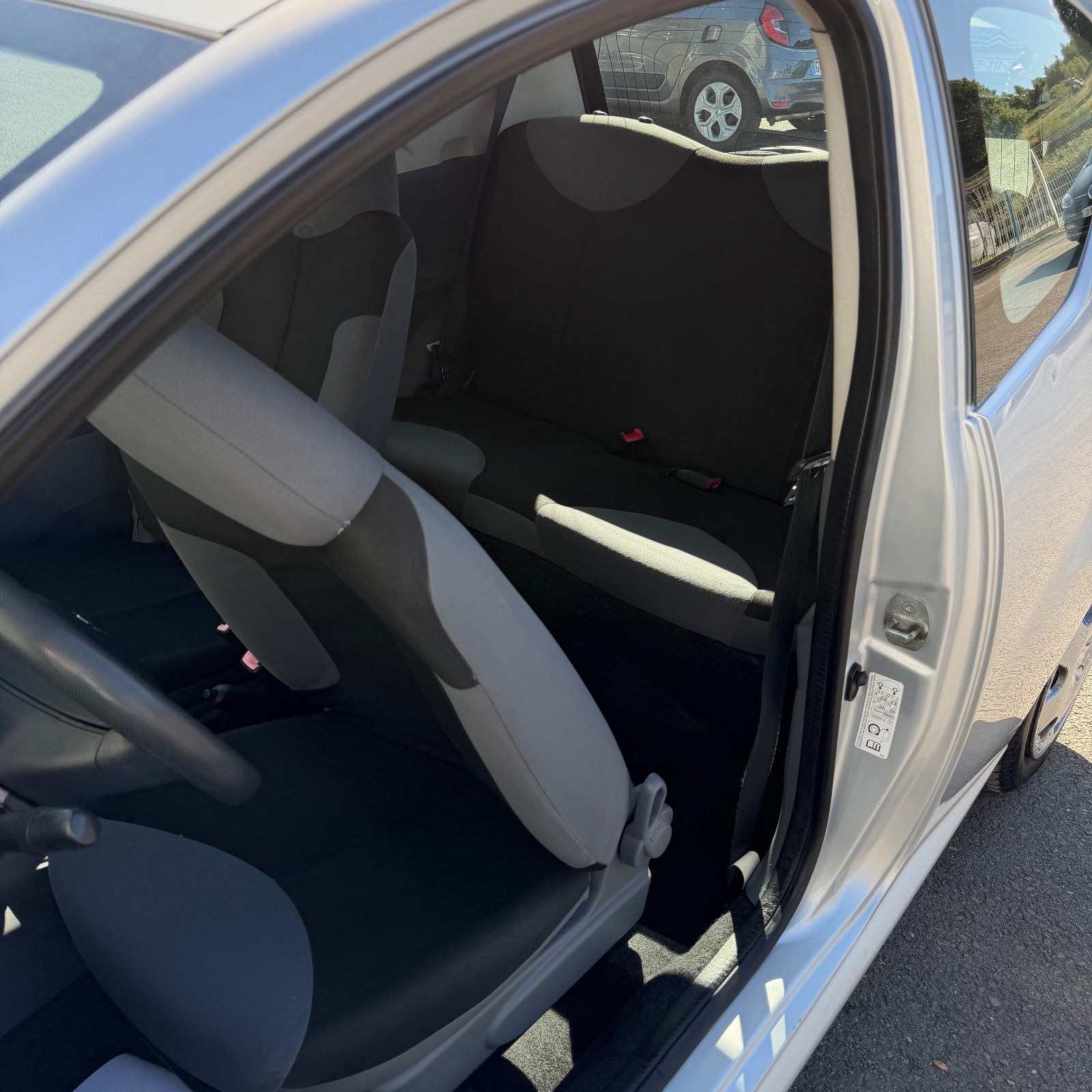 PEUGEOT 107 1.0 12V Urban 3p — photo 5