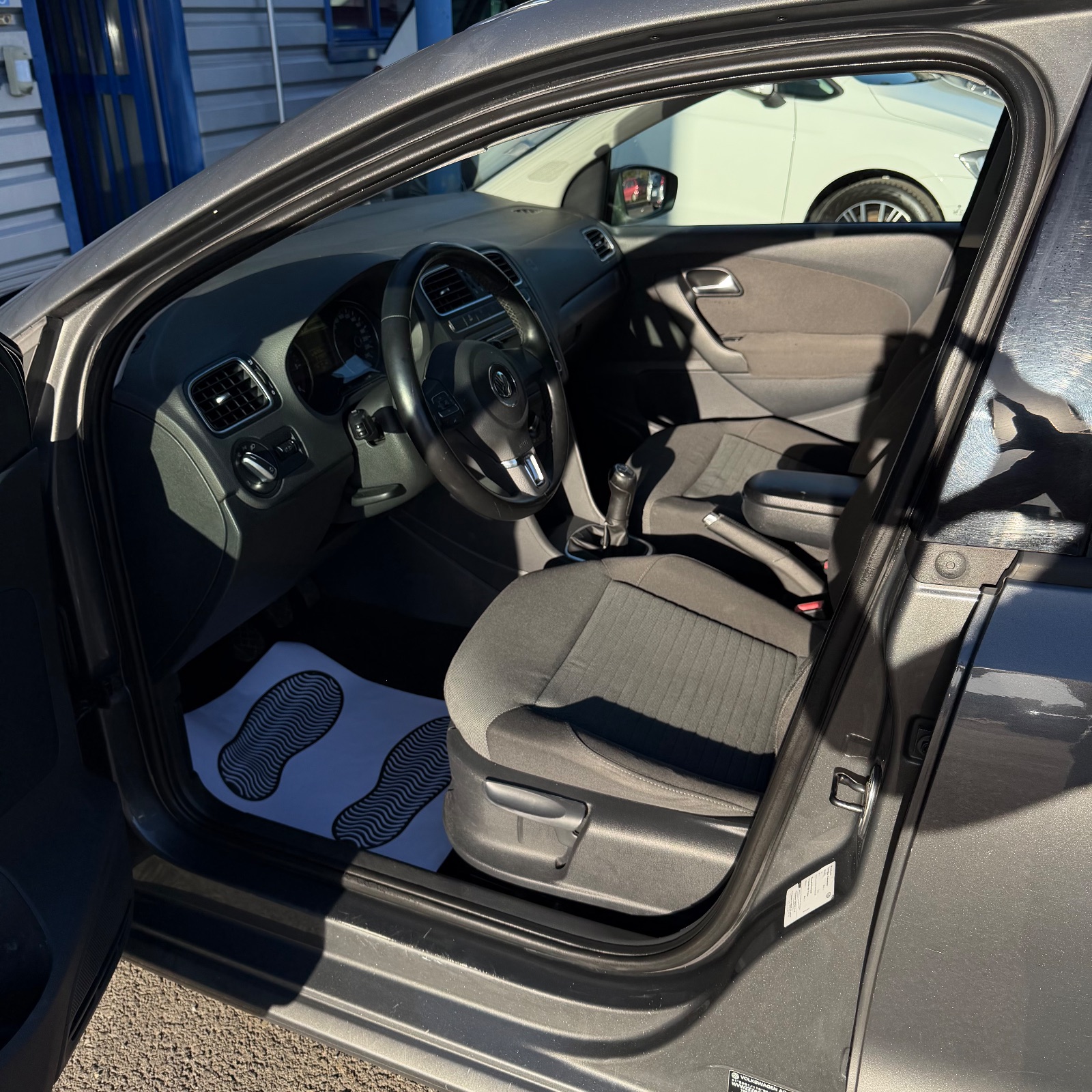 VOLKSWAGEN Polo 1.6 TDI 90ch FAP Confortline 5p — photo 4