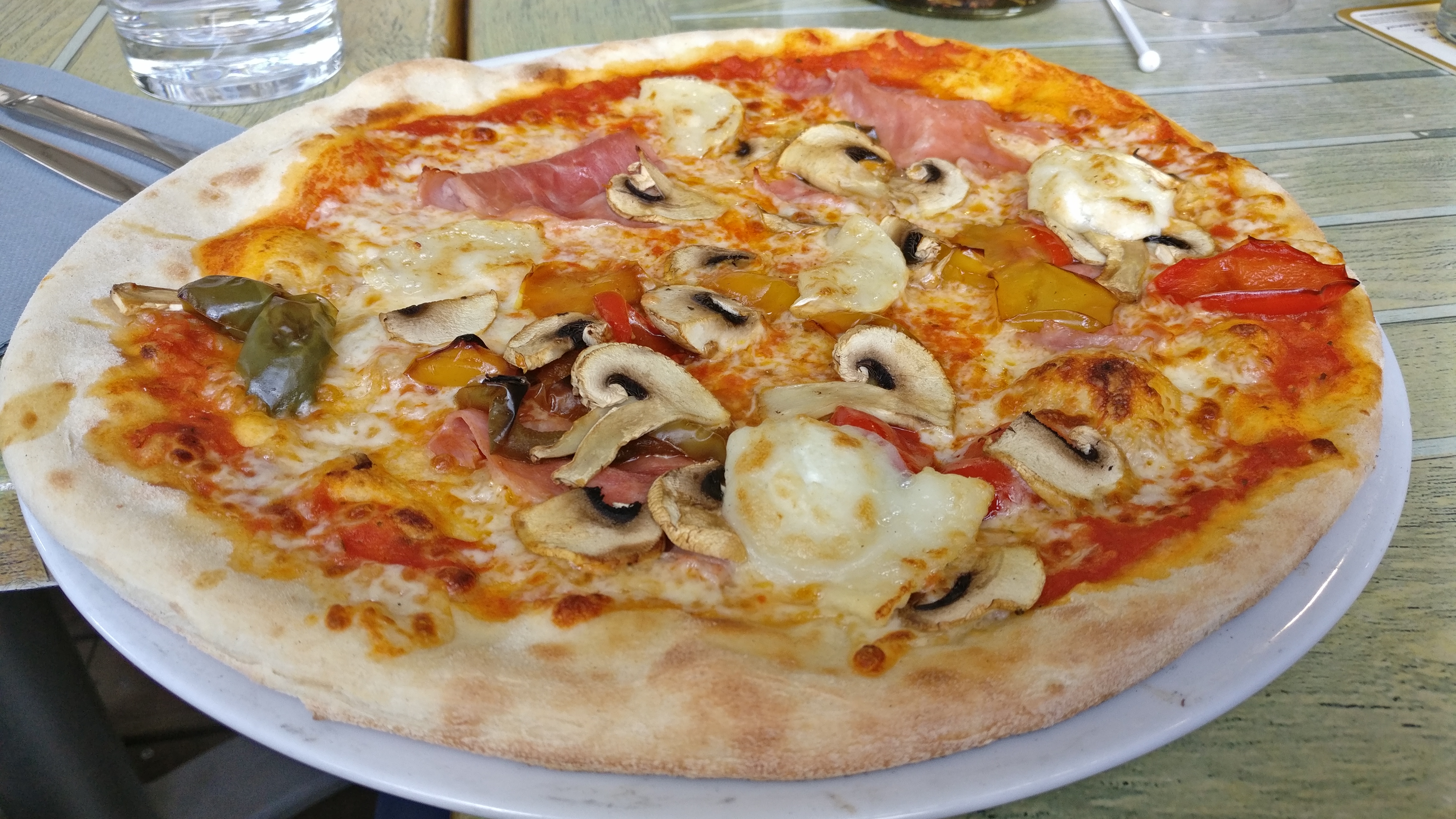 Photo du produit Pizza Vézuve [Restaurant - Divina] prise par Benbb96