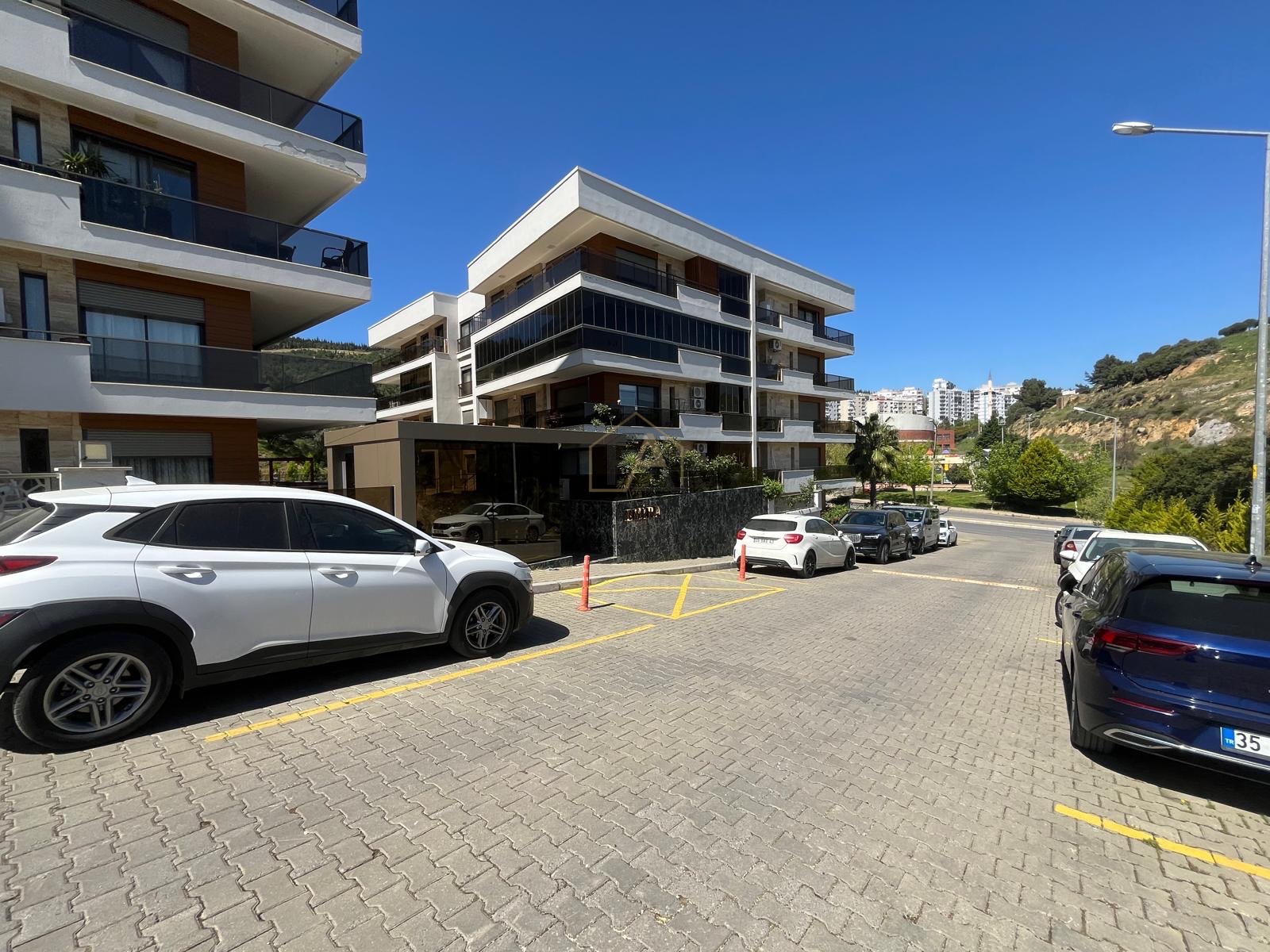 GAZİEMİR’DE MUHTEŞEM 3+1 HAVUZLU DOĞA İLE İÇ İÇE DAİRE