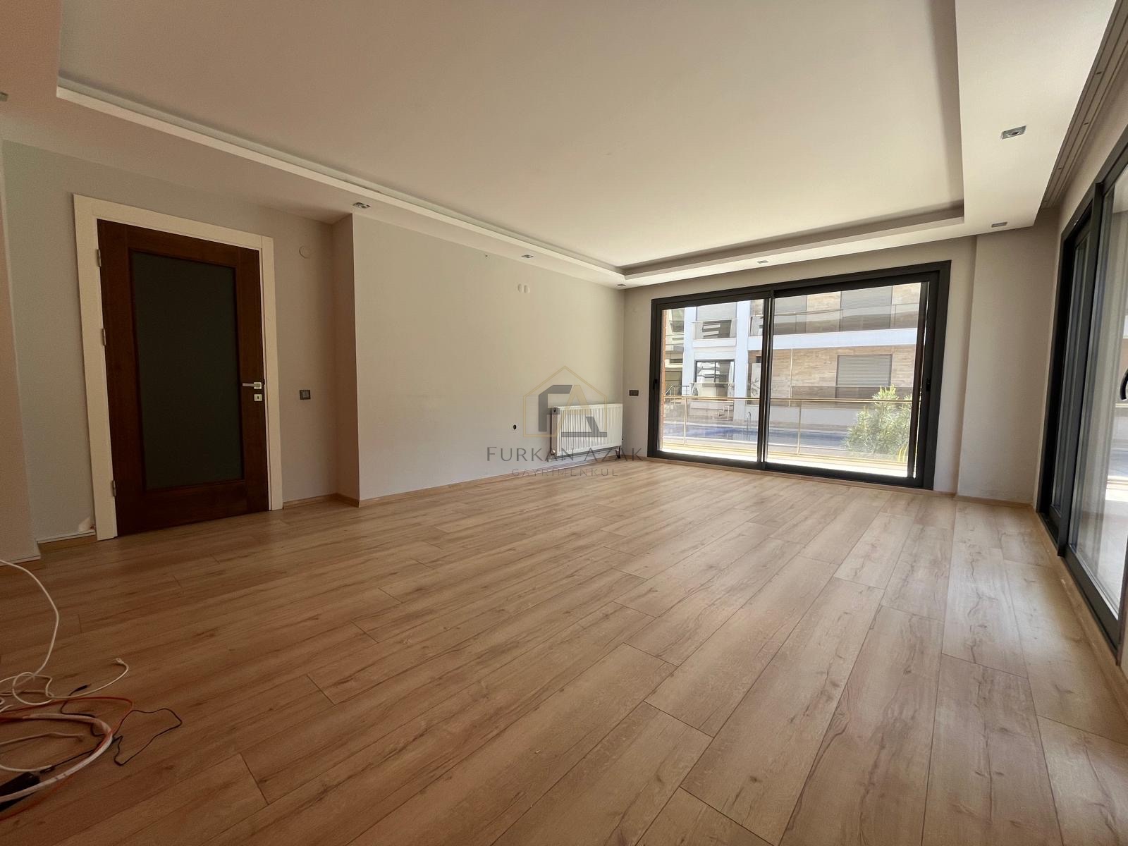 GAZİEMİR’DE MUHTEŞEM 3+1 HAVUZLU DOĞA İLE İÇ İÇE DAİRE