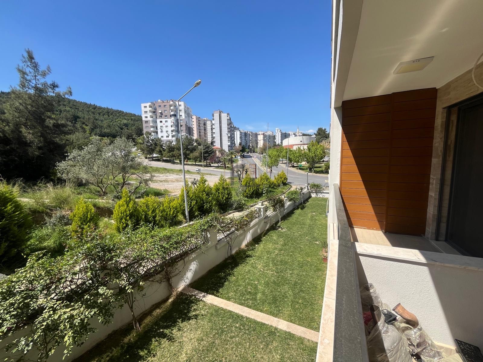 GAZİEMİR’DE MUHTEŞEM 3+1 HAVUZLU DOĞA İLE İÇ İÇE DAİRE