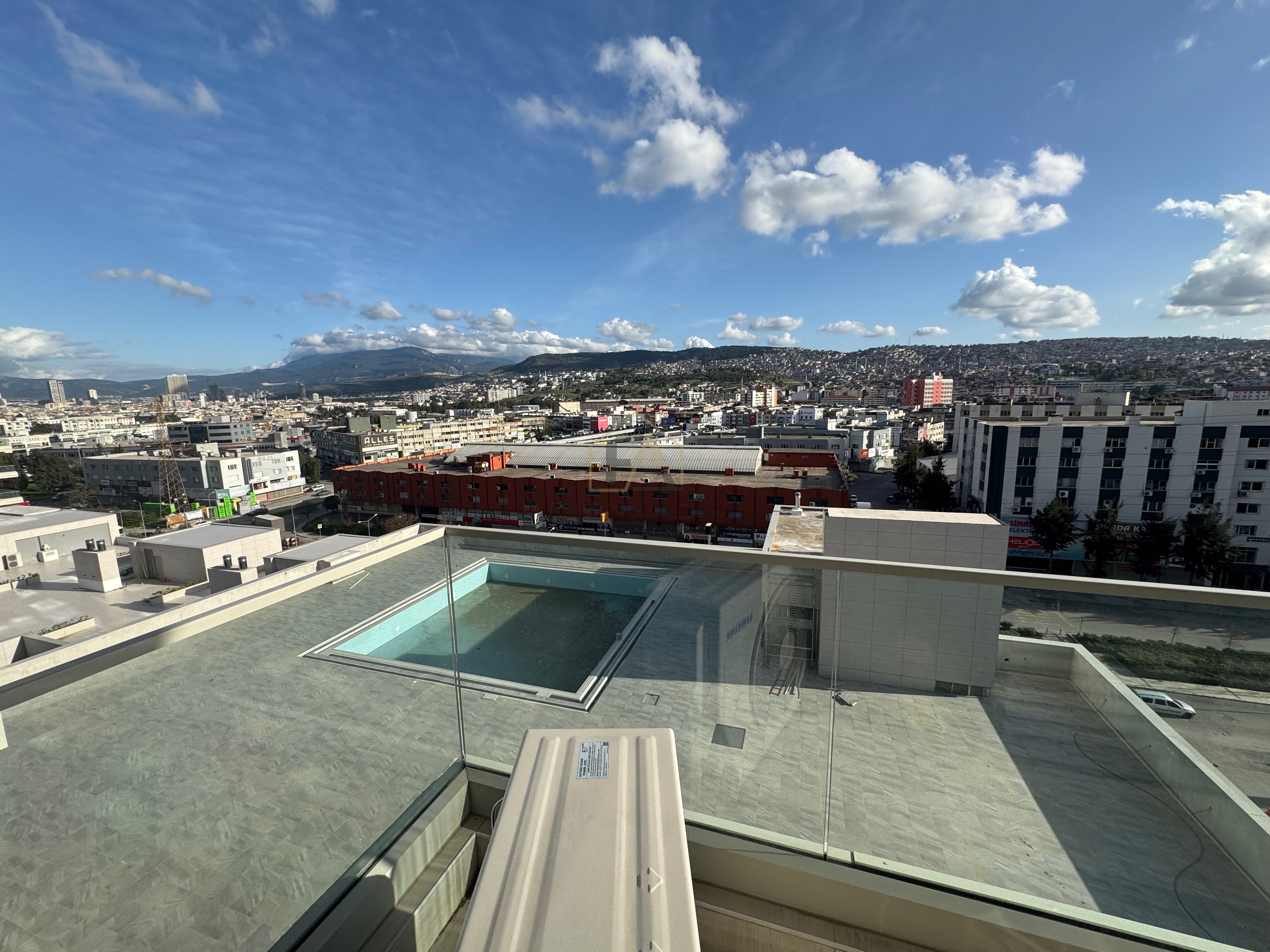 İZMİR MEGAPOL’DE SIFIR 2+1 HAVUZLU REZİDANS