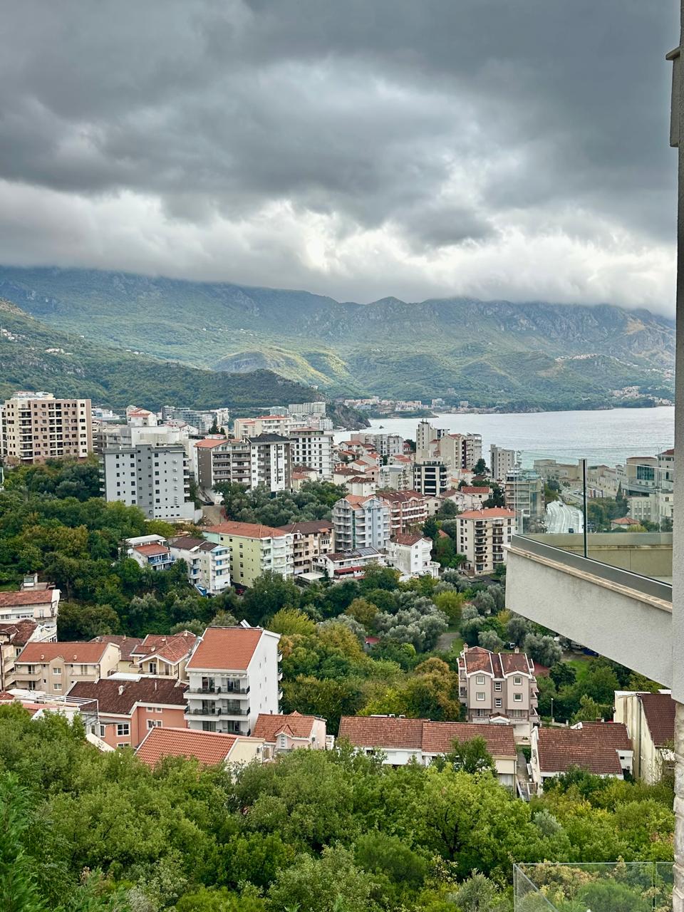 One bedroom lux apartment with a mountain and side sea view in Becici
