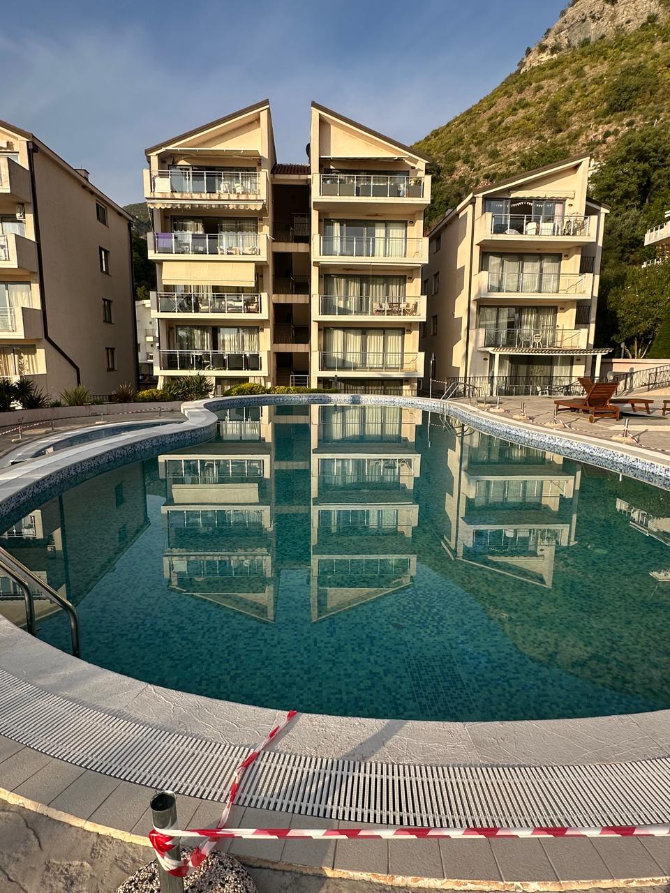 Two bedroom apartment with garage space in a complex with swimming pool in Przno