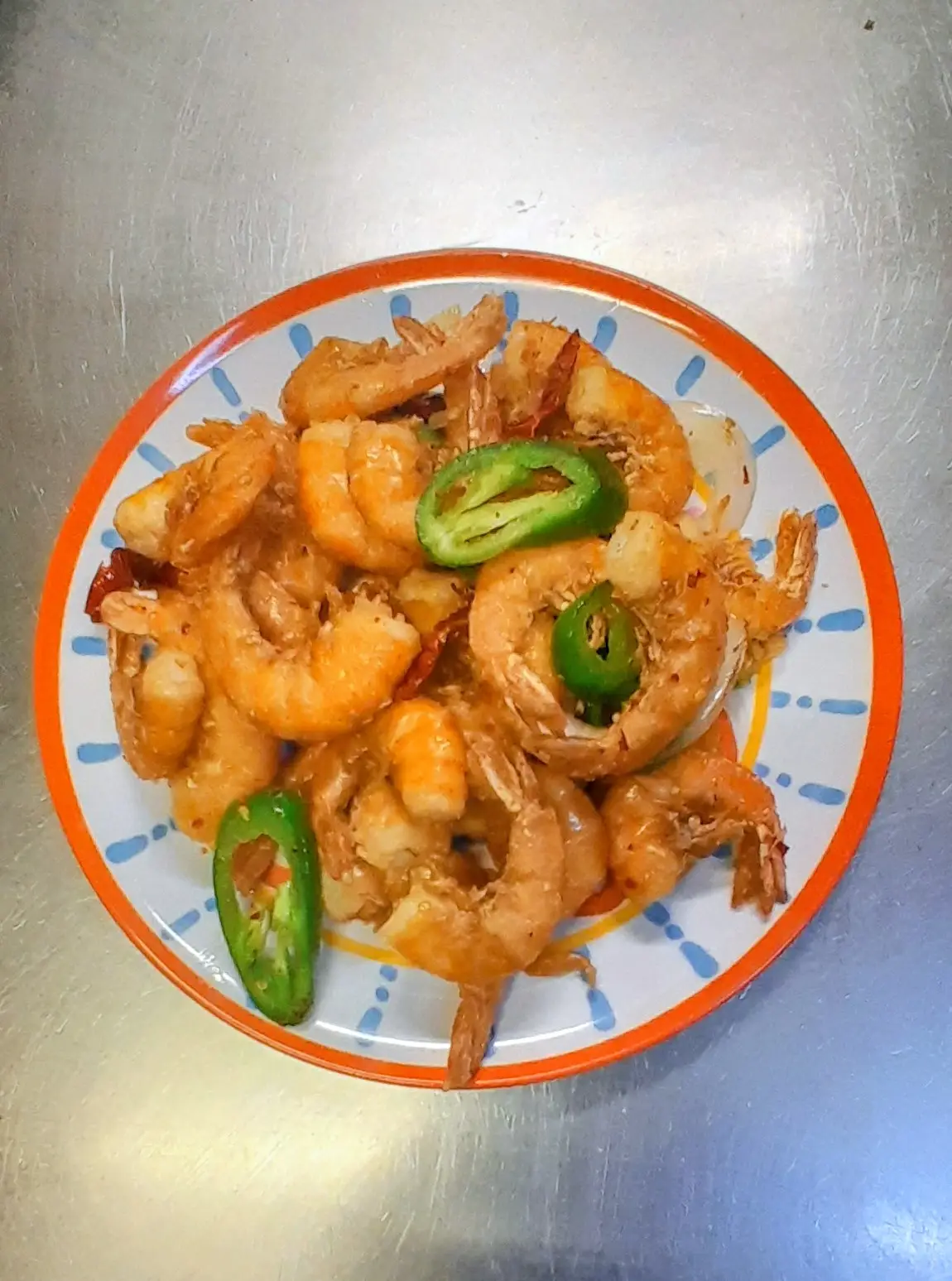 Camarón picante y un guiso incluye arroz o fideos