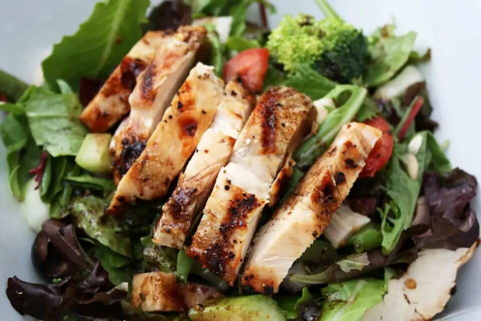 Ensalada con Pollo asado a las hierbas finas
