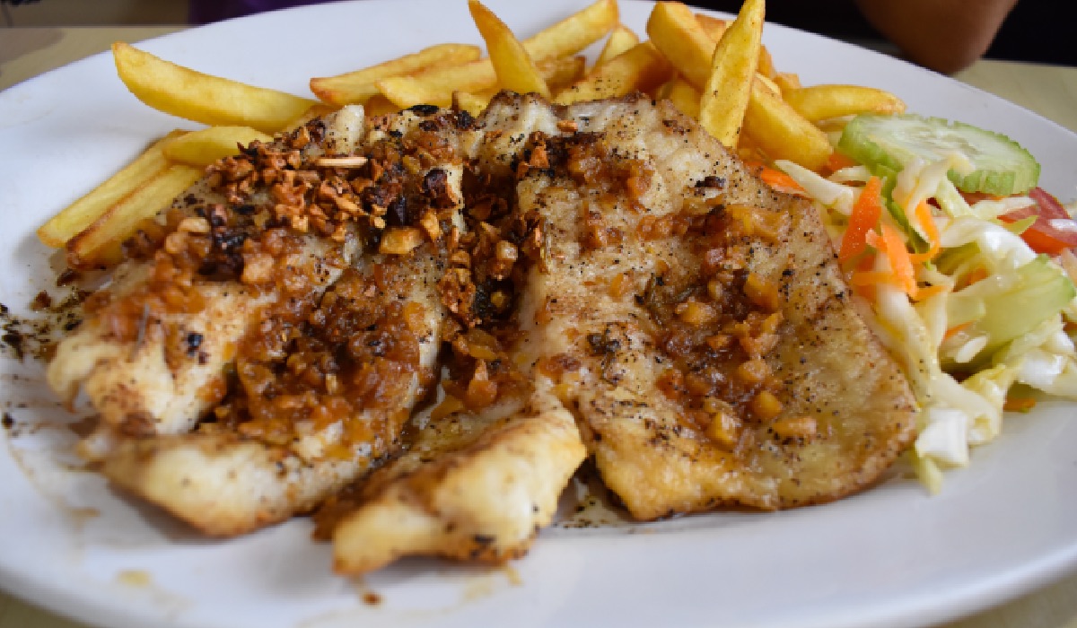 Filete de pescado al mojo de ajo 