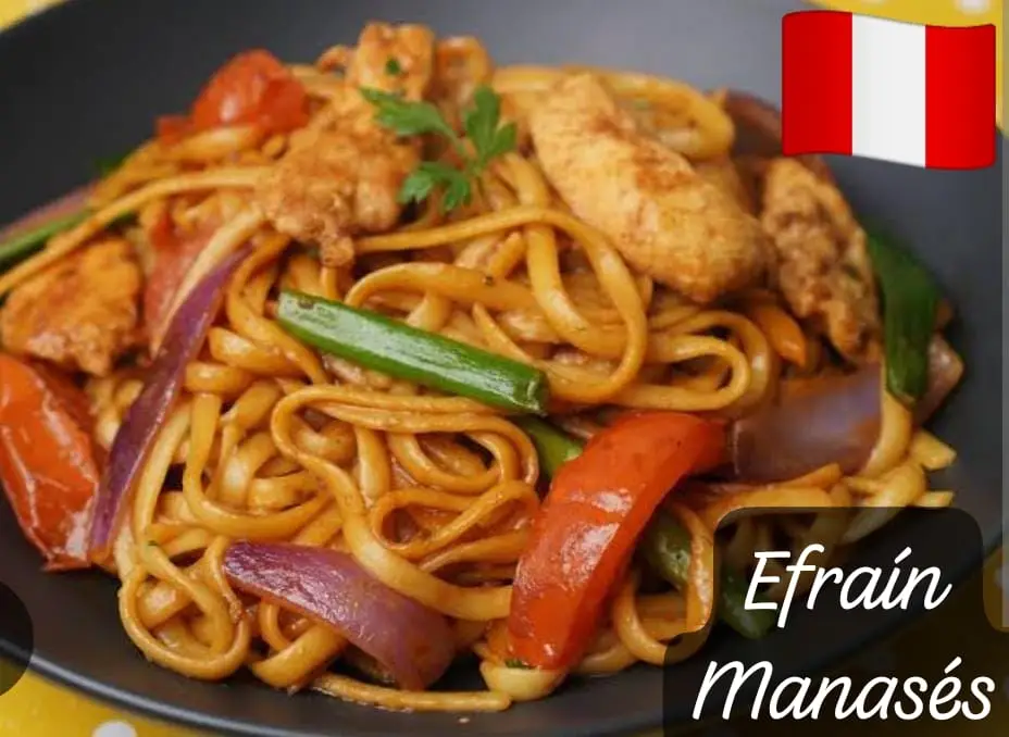 Tallarín saltado a lo criollo de pollo Efraín Manasés