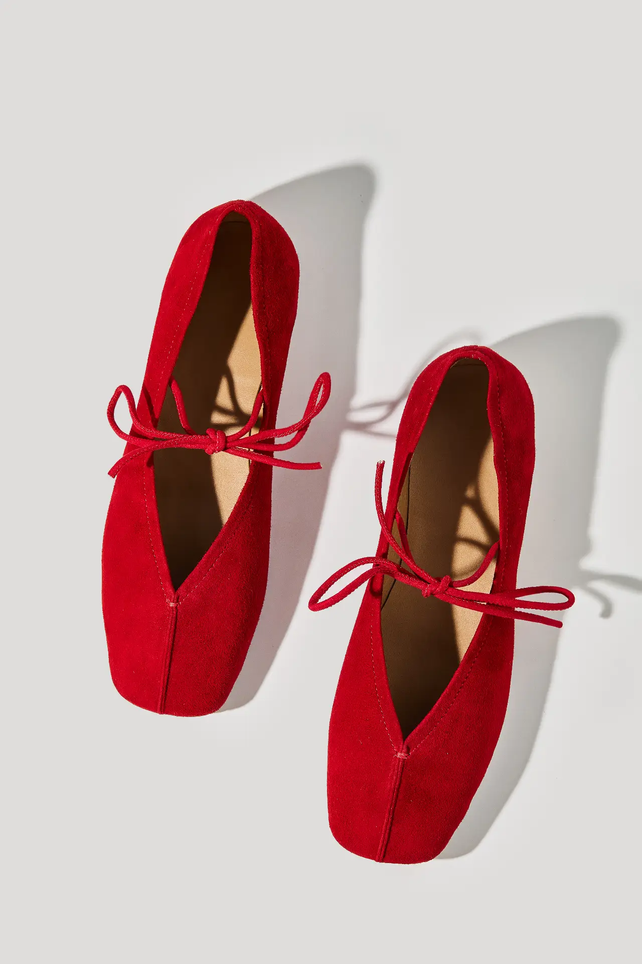Балетки жіночі червоні велюрові із зав'язками