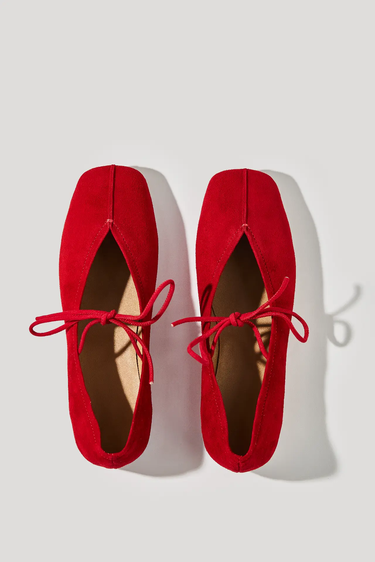 Балетки жіночі червоні велюрові із зав'язками