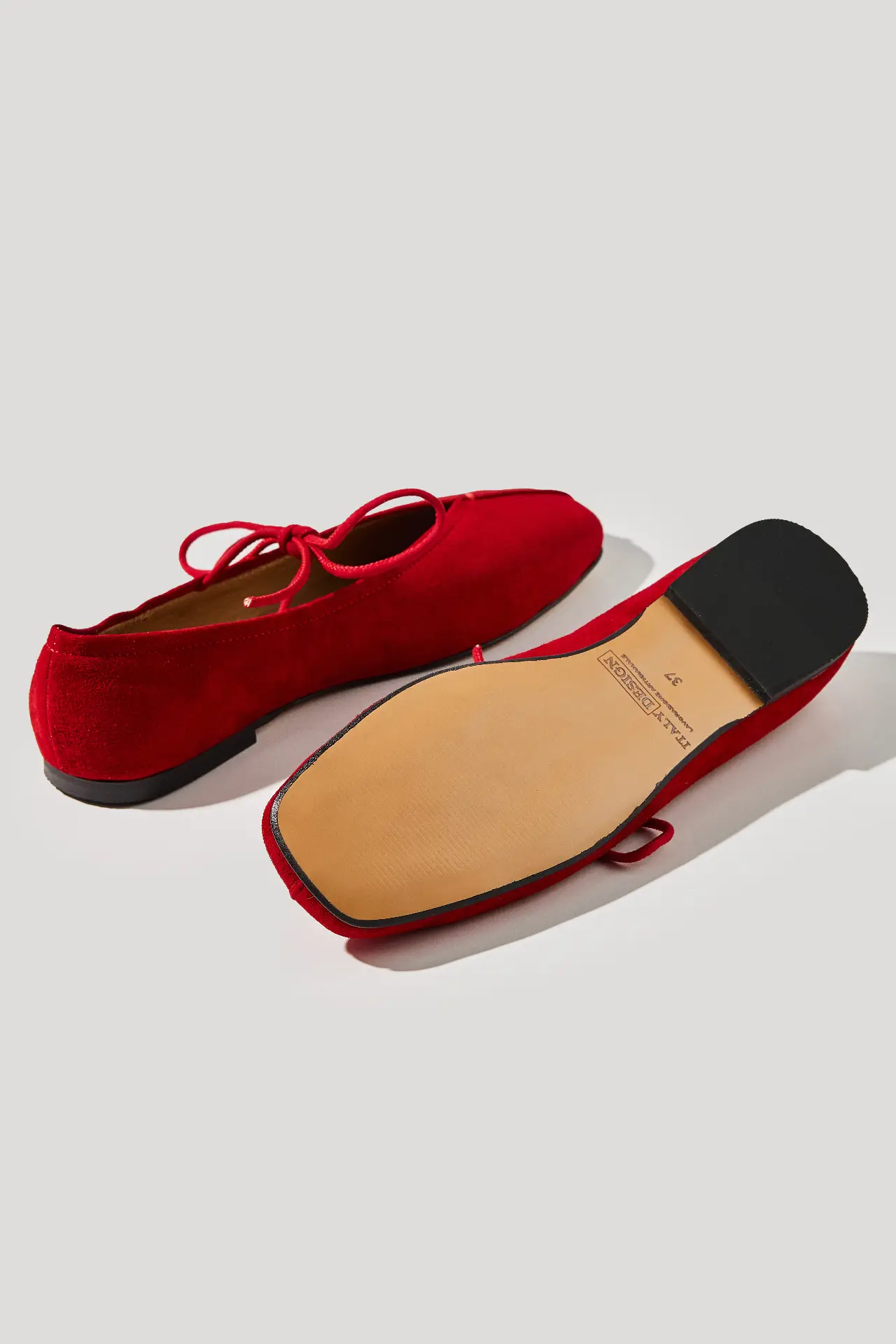 Балетки жіночі червоні велюрові із зав'язками