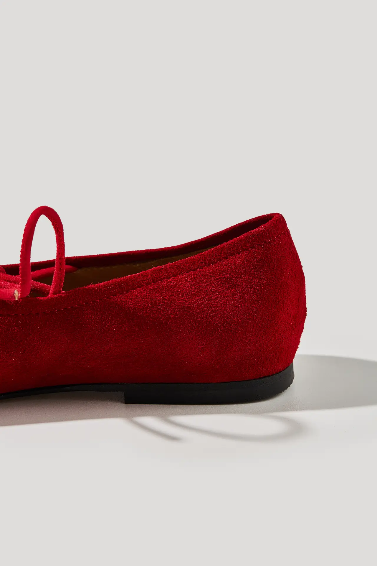 Балетки жіночі червоні велюрові із зав'язками