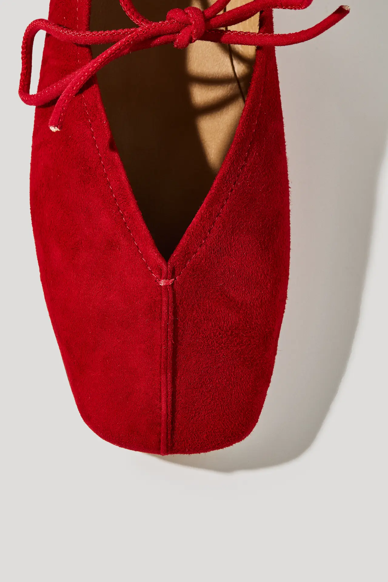 Балетки жіночі червоні велюрові із зав'язками