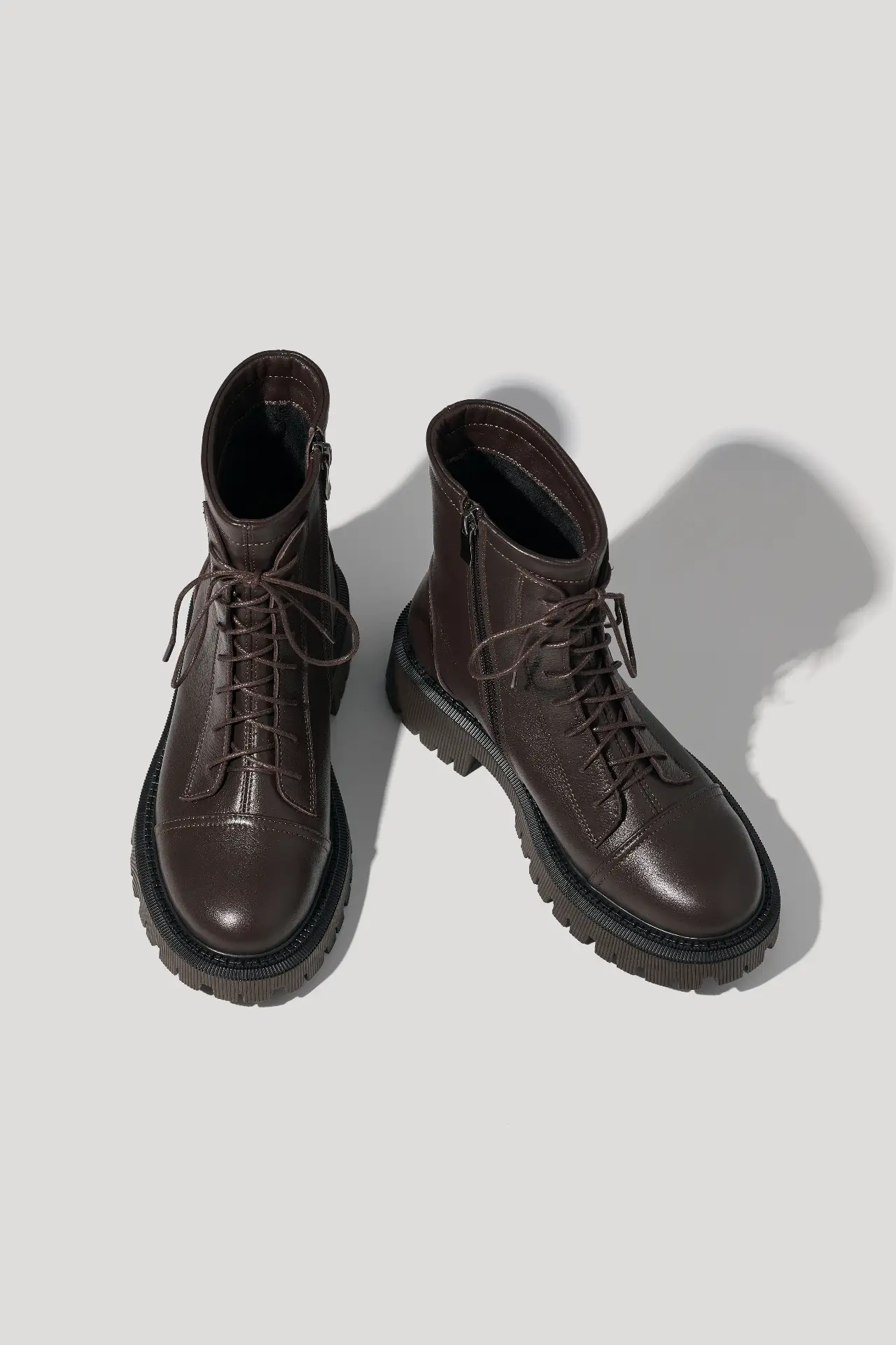 Черевики шоколадні шкіряні із замком збоку та шнурками, з натуральним хутром