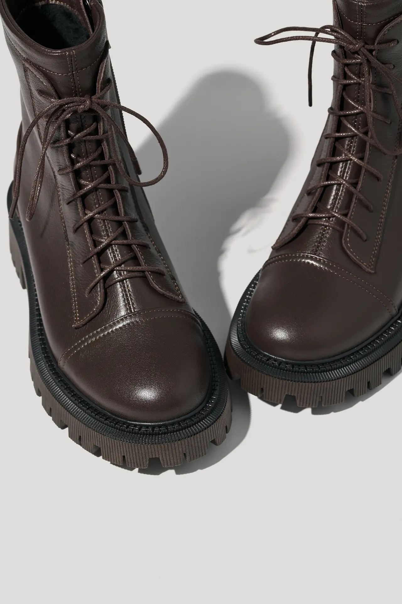 Черевики шоколадні шкіряні із замком збоку та шнурками, з натуральним хутром