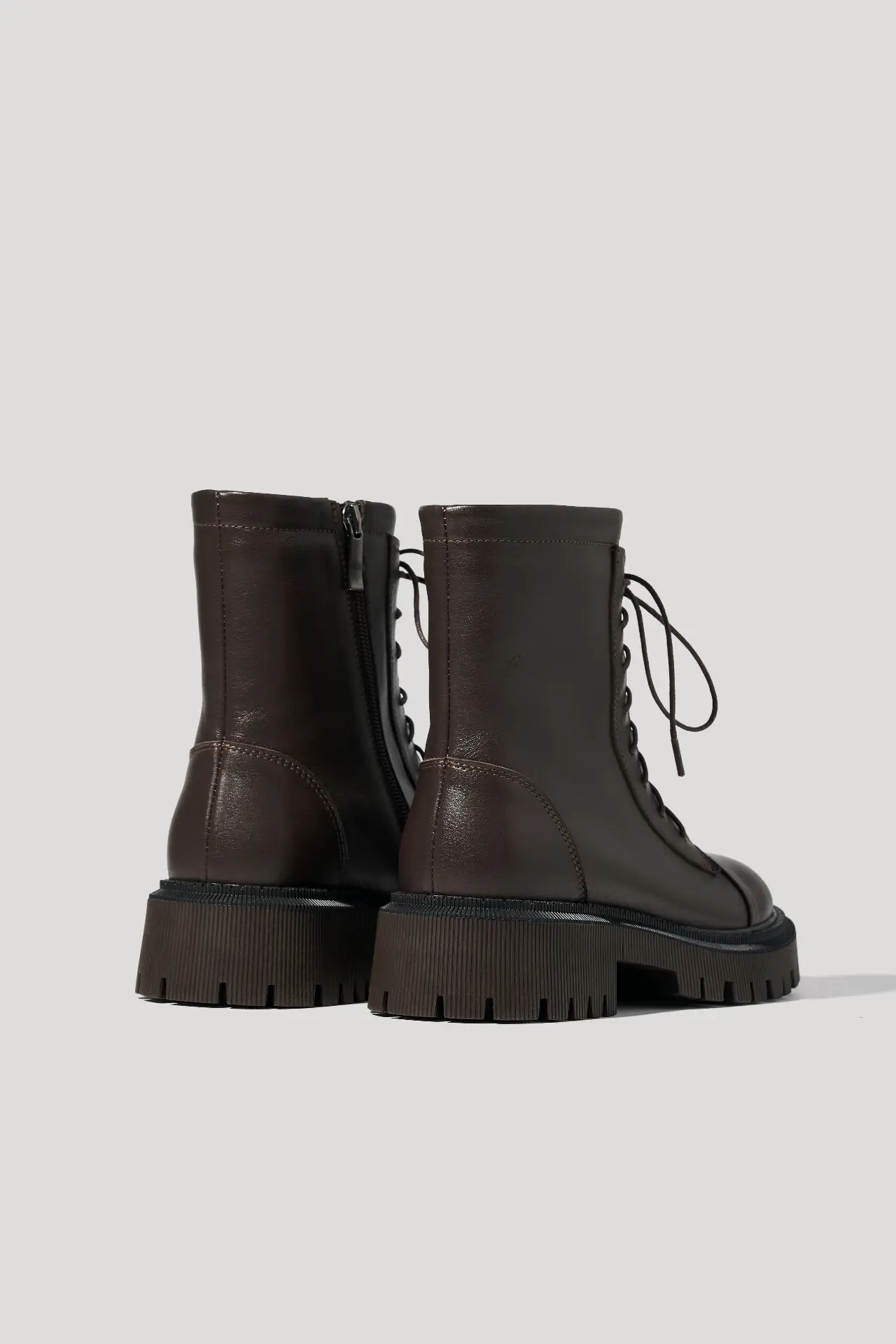 Черевики шоколадні шкіряні із замком збоку та шнурками, з натуральним хутром