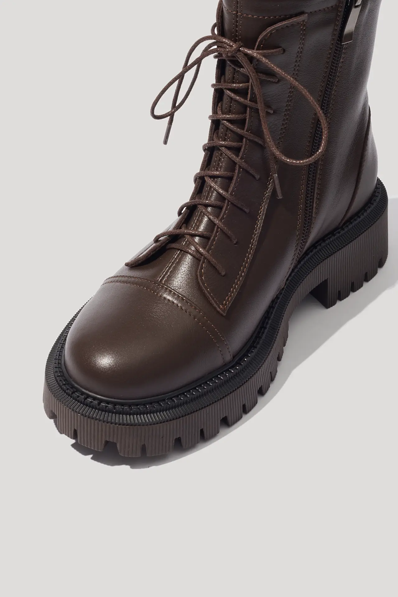 Черевики шоколадні шкіряні із замком збоку та шнурками, з натуральним хутром
