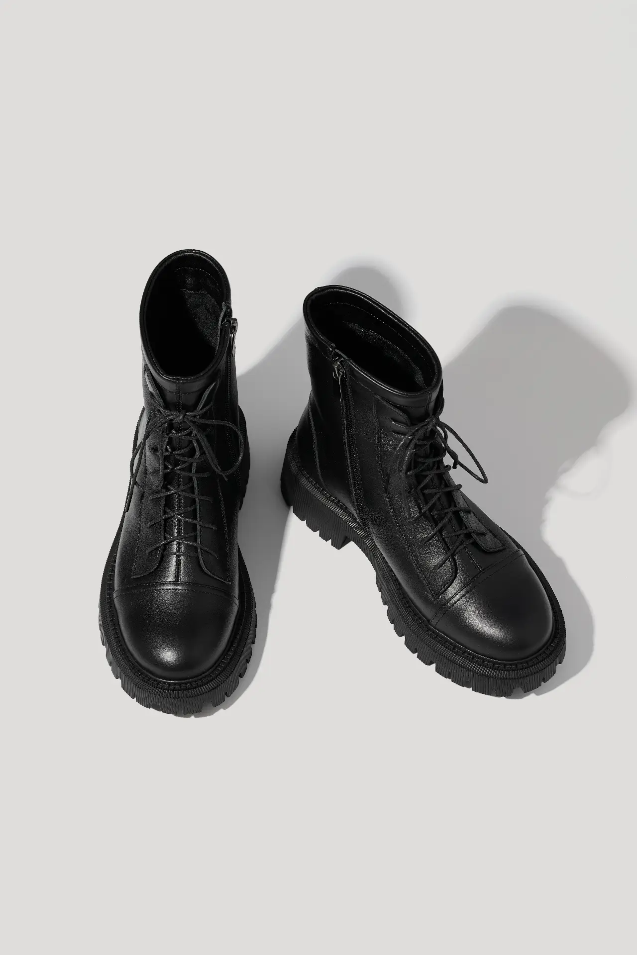 Черевики чорні шкіряні із замком збоку та шнурками, з набивним хутром