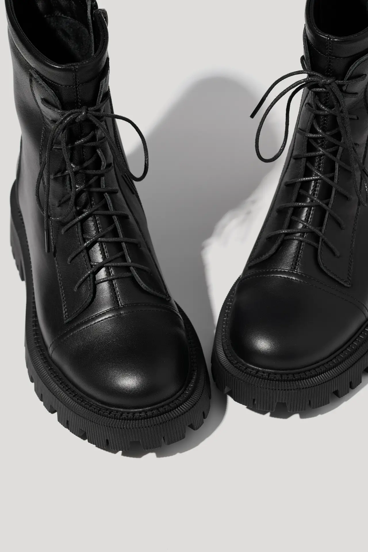 Черевики чорні шкіряні із замком збоку та шнурками, з набивним хутром