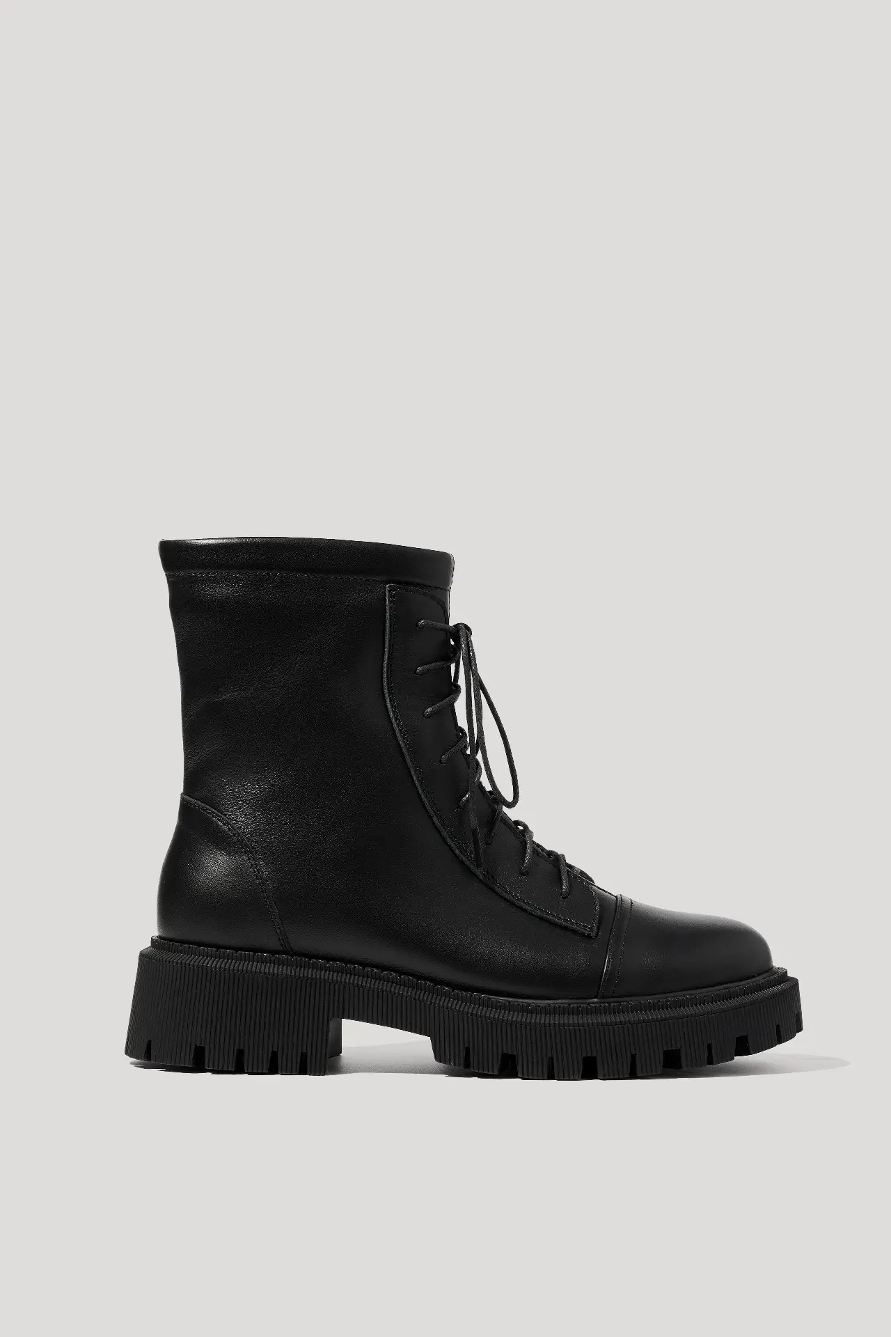 Черевики чорні шкіряні із замком збоку та шнурками, з натуральним хутром