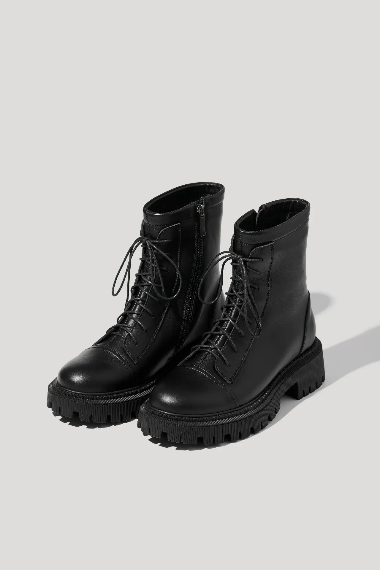 Черевики чорні шкіряні із замком збоку та шнурками, з натуральним хутром