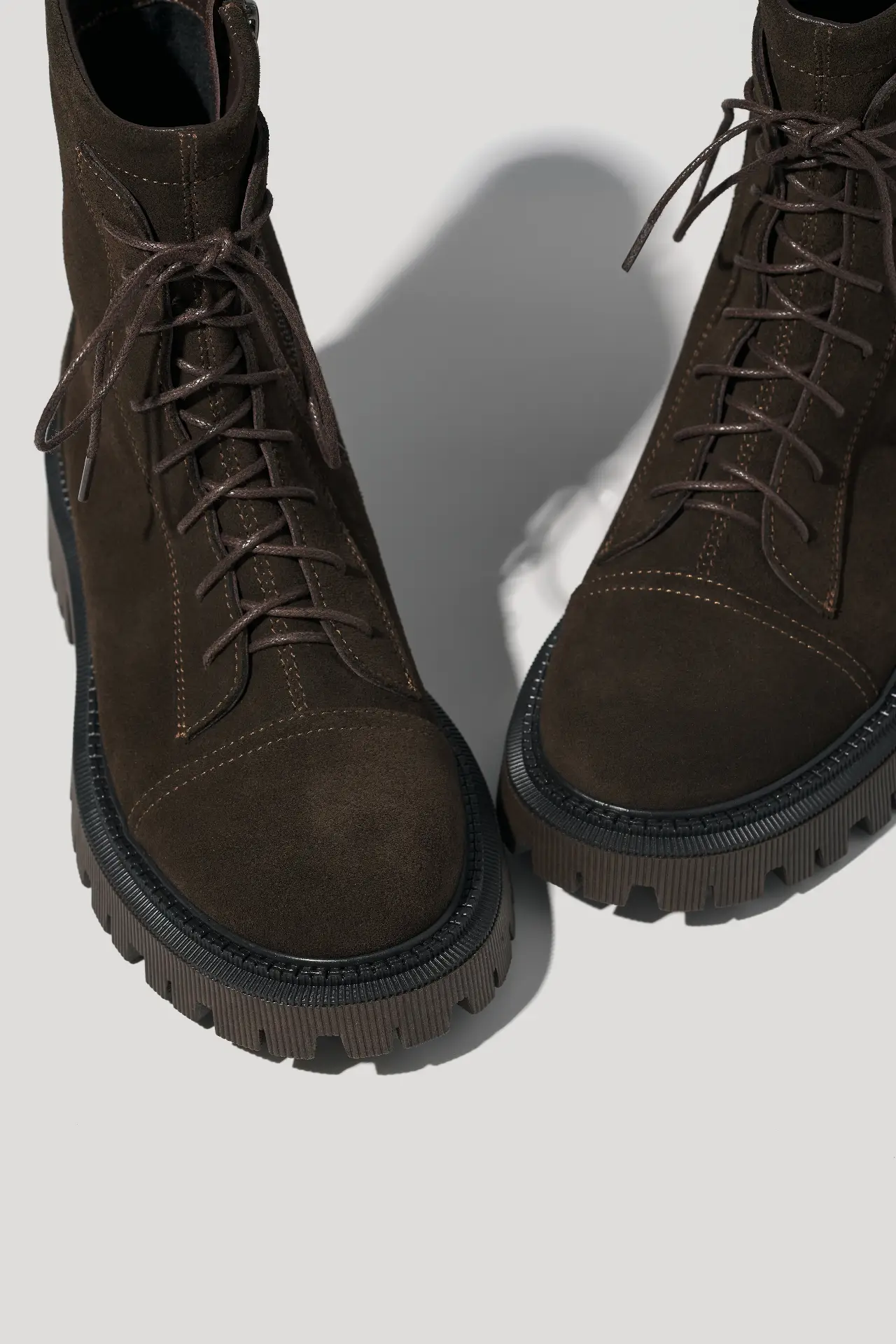 Черевики шоколадні замшеві із замком збоку та шнурками, з натуральним хутром