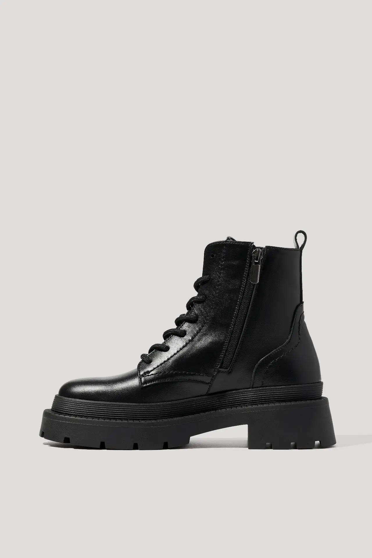 Черевики чорні шкіряні на масивній підошві з байкою