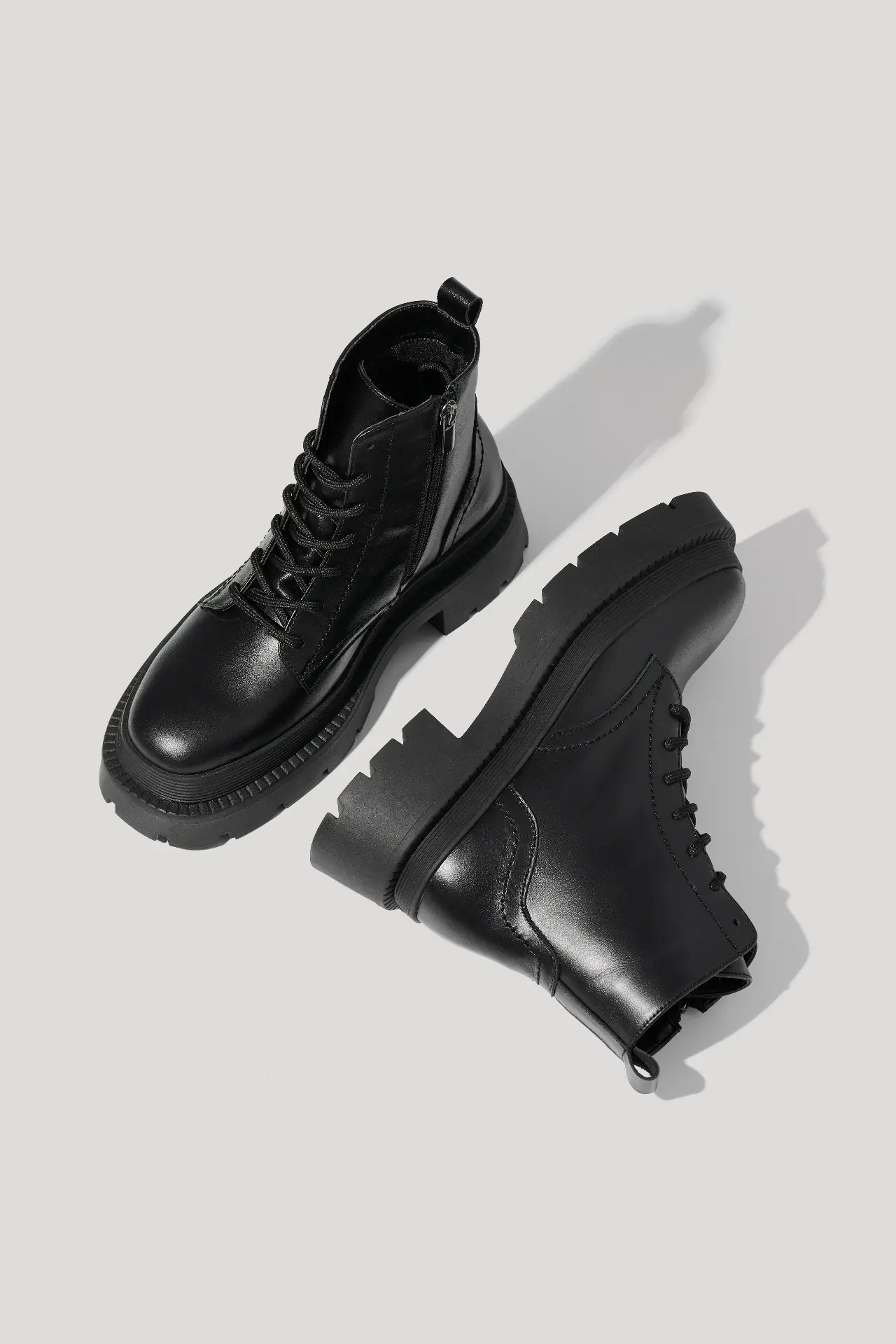 Черевики чорні шкіряні на масивній підошві з байкою