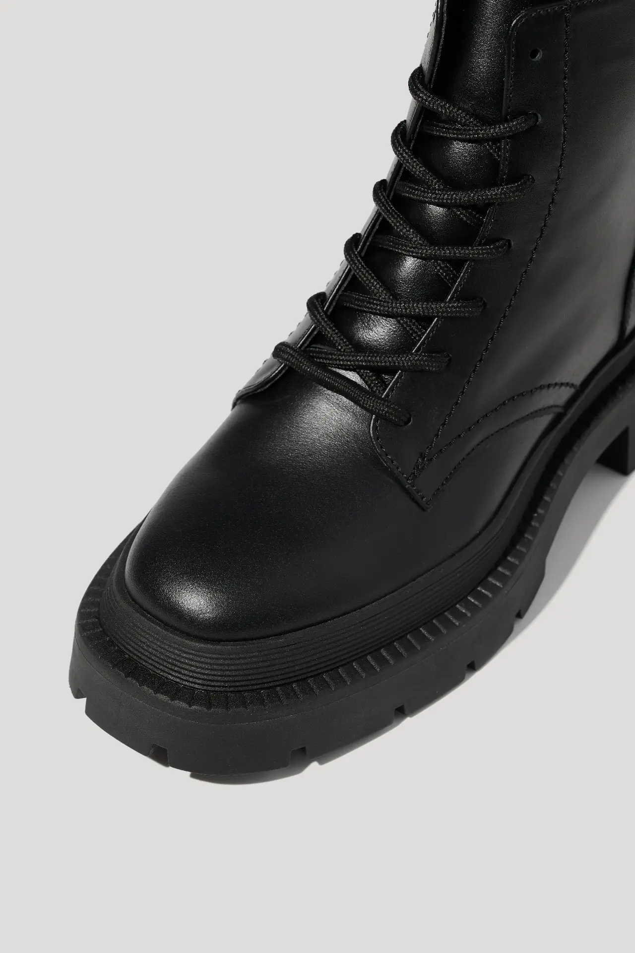 Черевики чорні шкіряні на масивній підошві з байкою