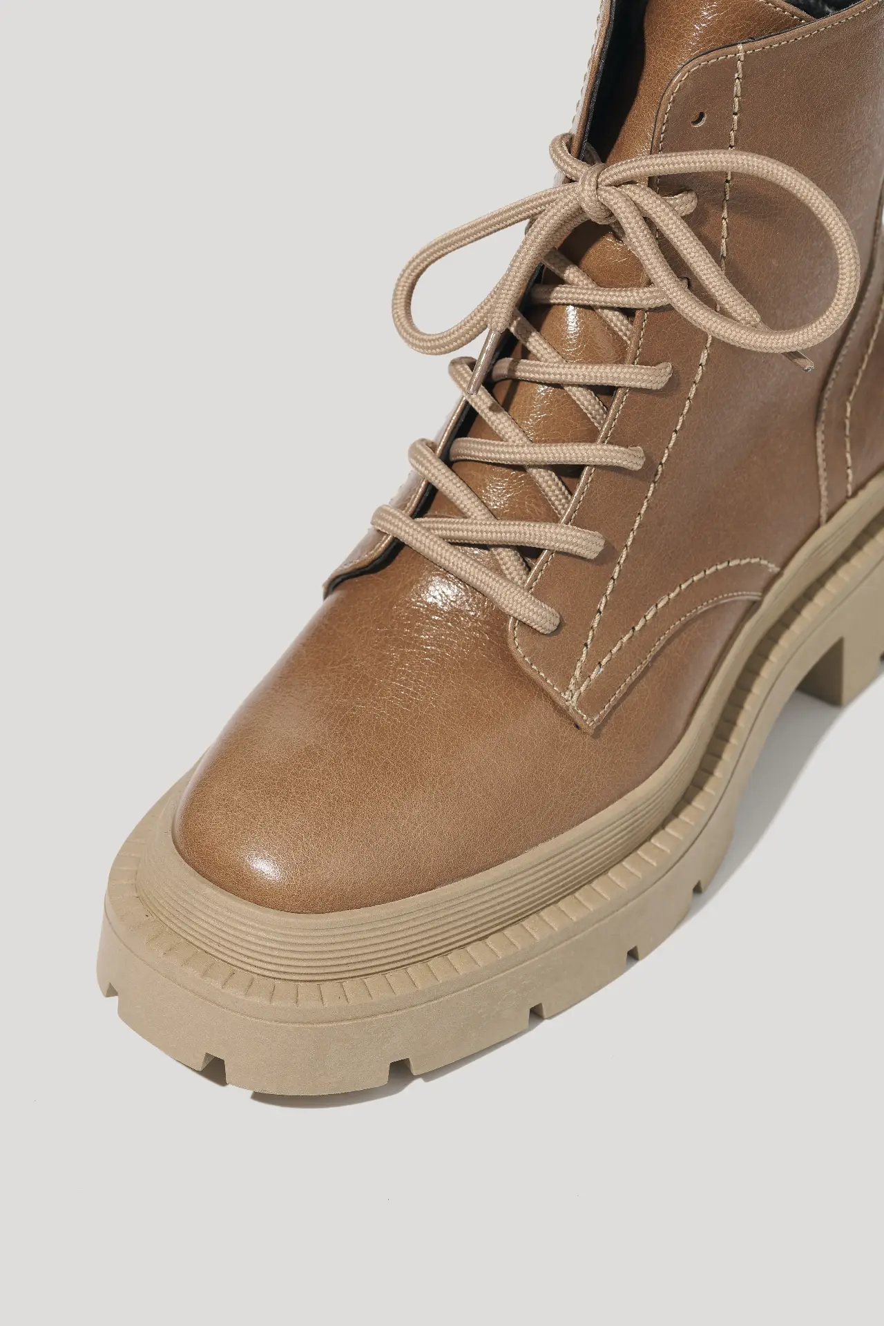 Черевики капучинові шкіряні на масивній підошві з набивним хутром