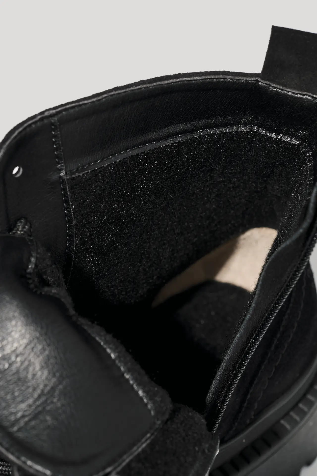 Черевики чорні замшеві на масивній підошві з байкою