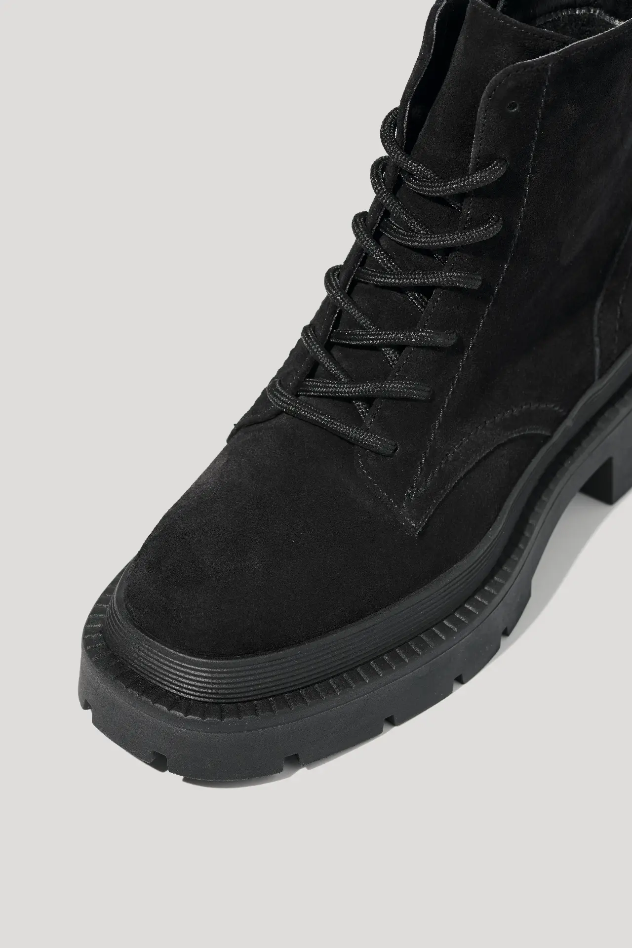 Черевики чорні замшеві на масивній підошві з байкою