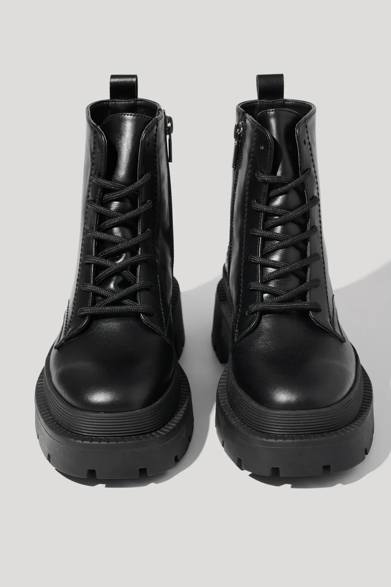 Черевики чорні шкіряні на масивній підошві з натуральним хутром