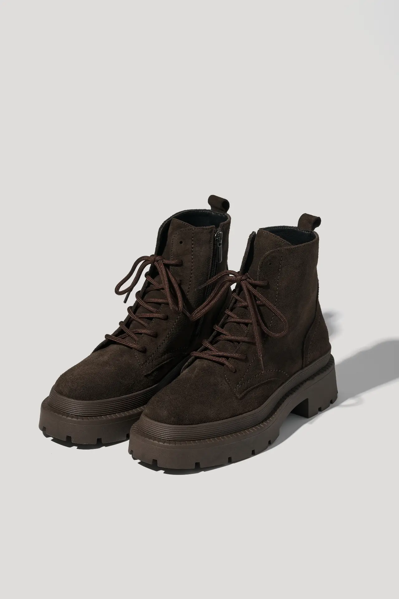 Черевики шоколадні замшеві на масивній підошві з набивним хутром
