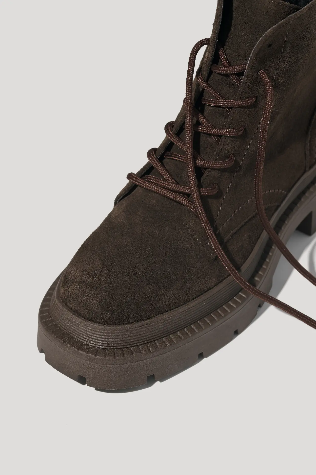 Черевики шоколадні замшеві на масивній підошві з натуральним хутром