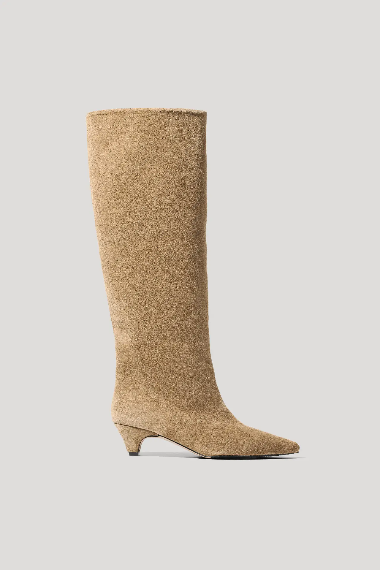 Чоботи високі бежеві замшеві на каблуку з байкою