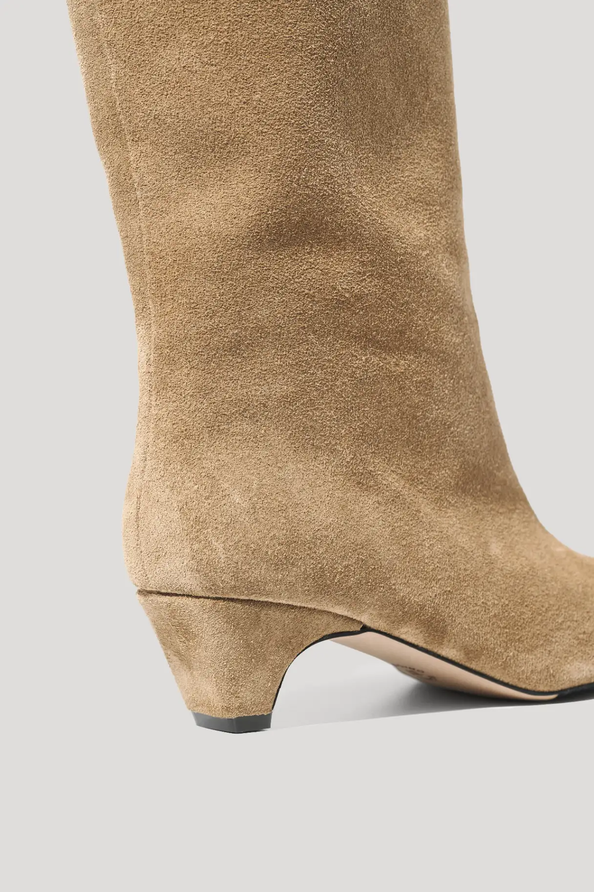 Чоботи високі бежеві замшеві на каблуку з байкою