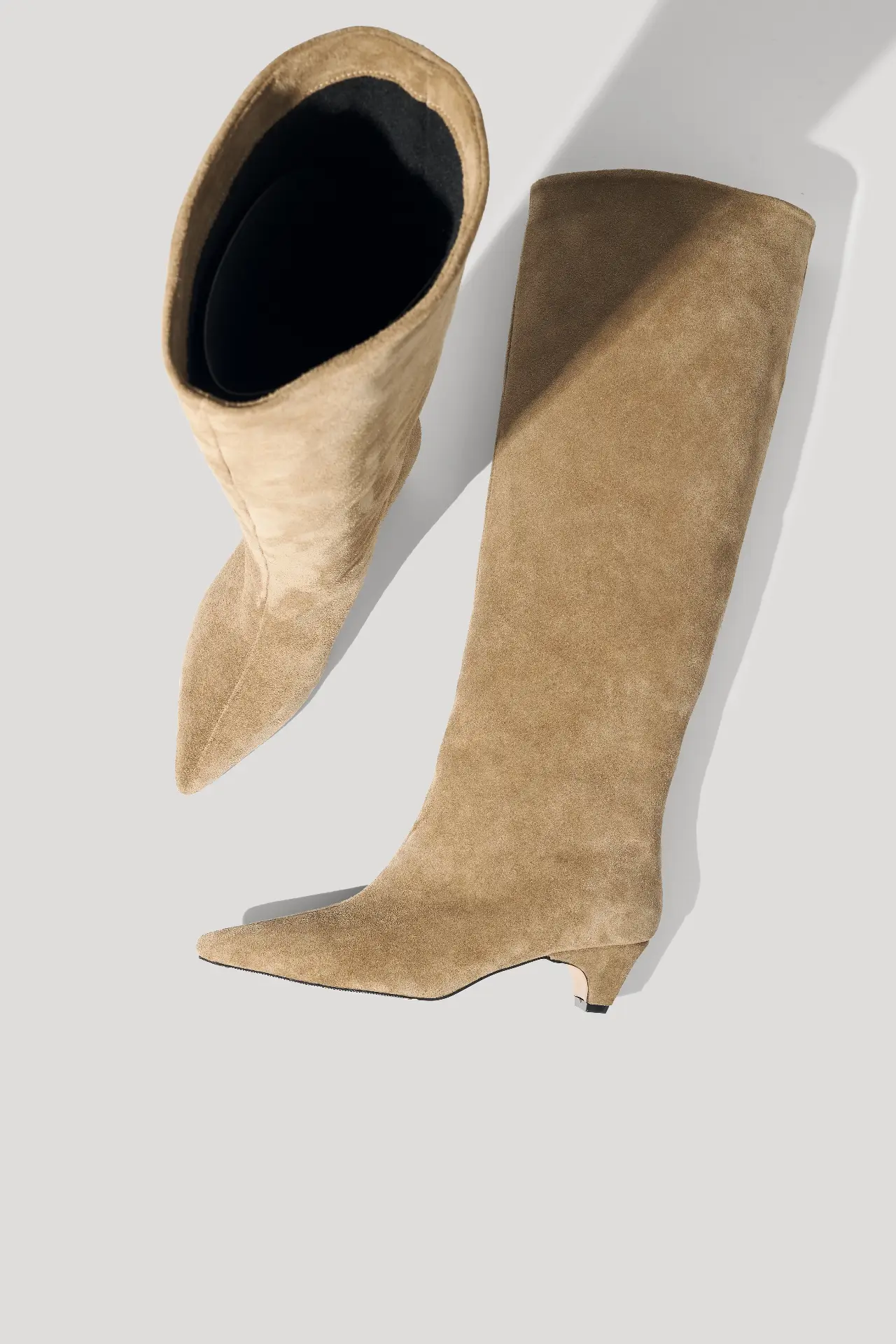 Чоботи високі бежеві замшеві на каблуку з байкою