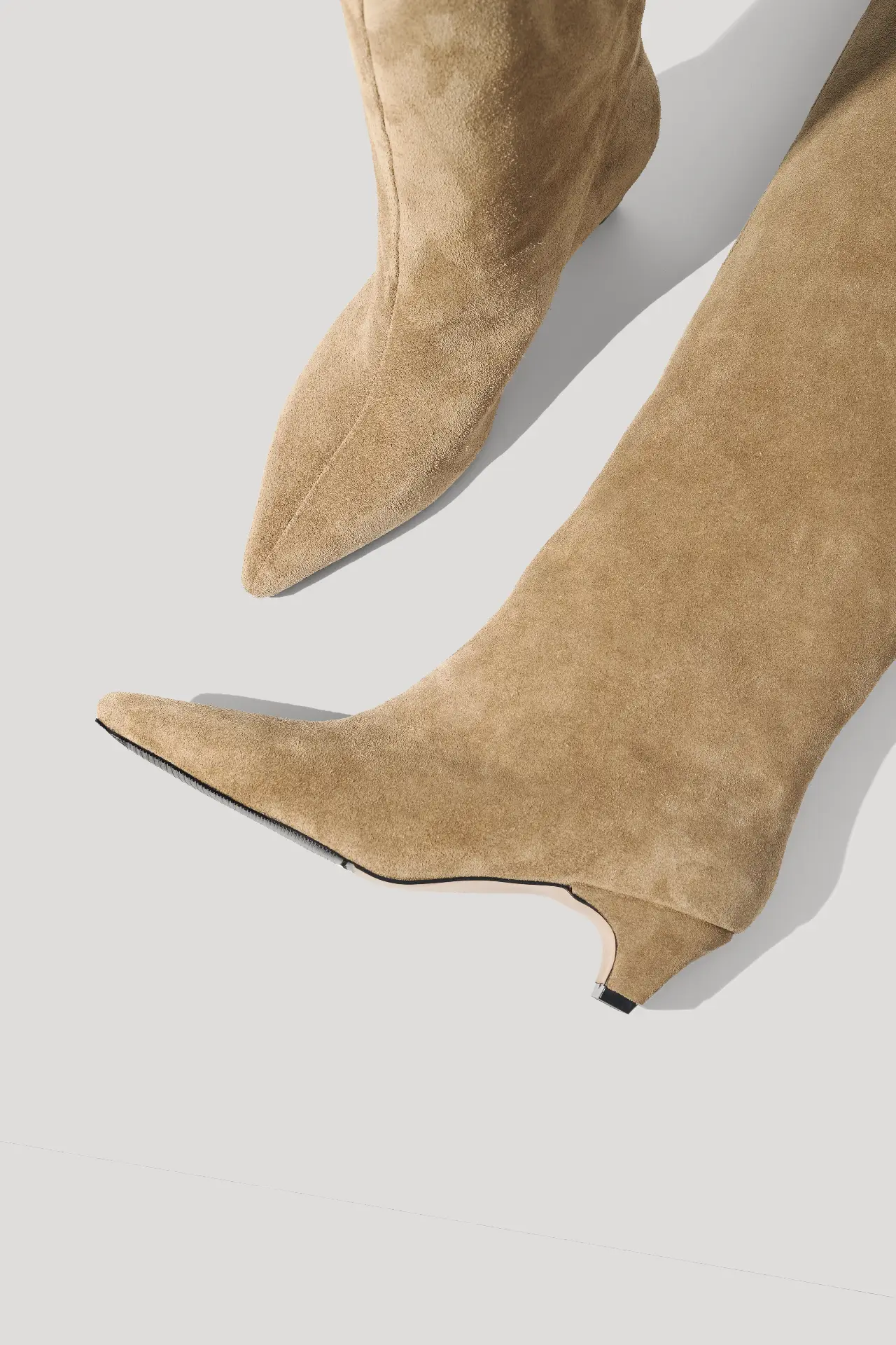 Чоботи високі бежеві замшеві на каблуку з байкою