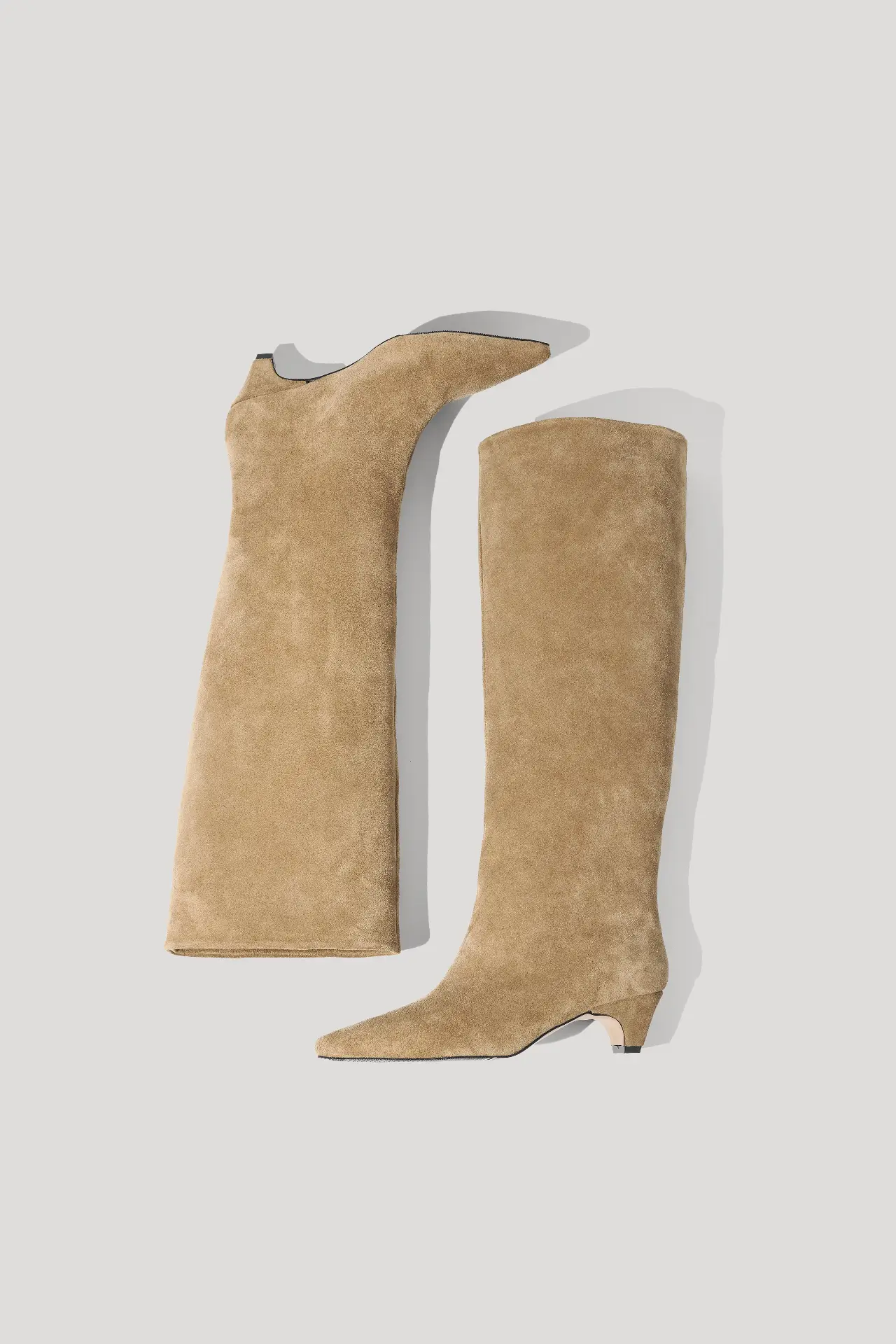 Чоботи високі бежеві замшеві на каблуку з байкою
